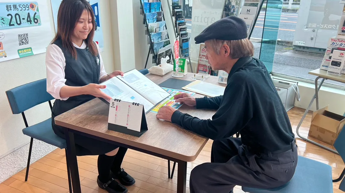 選ばれる理由1（受付で車検内容をご説明）